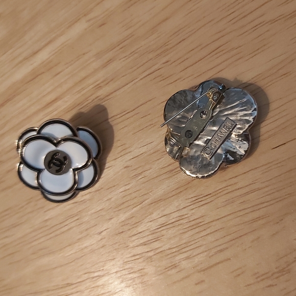 CHANEL CAMELLIA LAPEL STAMPED. - Picture 3 of 5